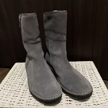 클락스 그레이 스웨이드 지퍼 어그 부츠
