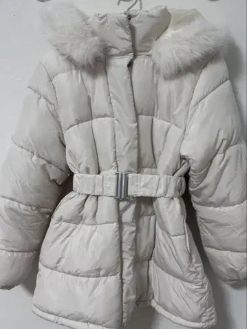 화이트 벨트 포함 퍼 충전솜 다운 코트