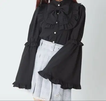 앙크루즈 퍼프&플레어 소매 프릴 블라우스 블랙