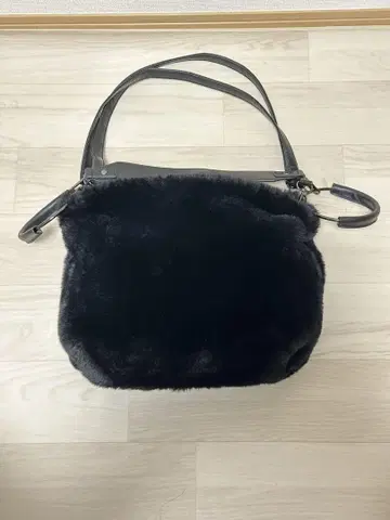 블랙 퍼 숄더백