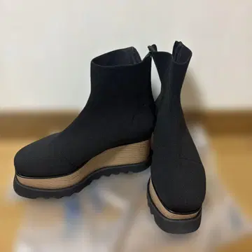 블랙 통굽 부츠 사이드 지퍼 부착