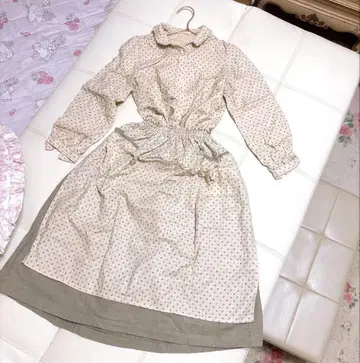 꽃무늬 긴팔 상의와 베이지 스커트 셋업