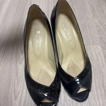 DIANA 블랙 오픈토 펌프스