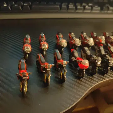 빨간색과 검은색 스포츠 바이크 미니어처 세트