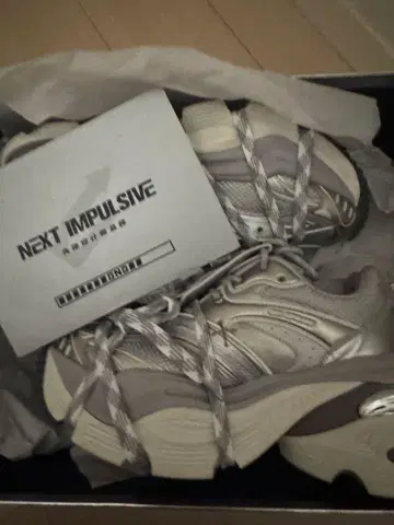 NEXT IMPULSIVE 스니커즈 실버/그레이