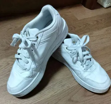 Puma 화이트 가죽 스니커즈