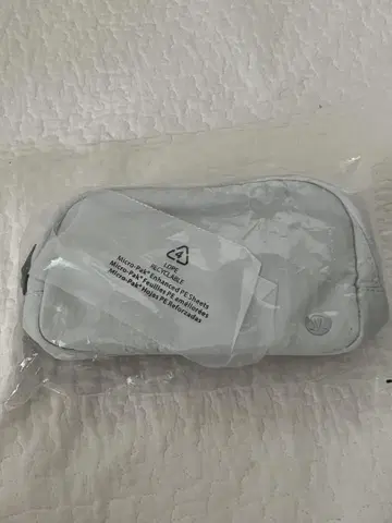 새상품 Lululemon body bag 라이트 그레이