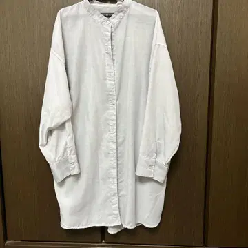 화이트 긴팔 셔츠 슬릿