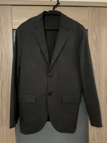 새상품급 UNIQLO 다크 그레이 비즈니스 자켓 2 버튼 슬림핏