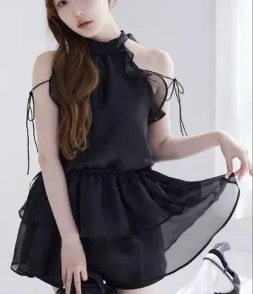 NICE CLAUP 암슬릿 백리본 미니 원피스