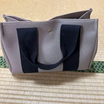 그레이와 네이비 토트백