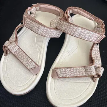 Teva 스트랩 샌들 핑크 계열