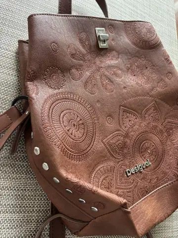 Desigual 엠보싱 가공 백팩