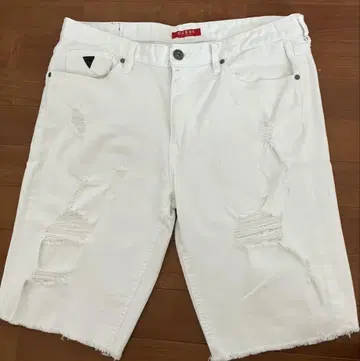 GUESS 화이트 데미지 숏팬츠