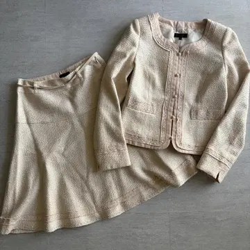 베이지 계열 트위드 노카라 자켓 & 플레어 스커트 셋업 40