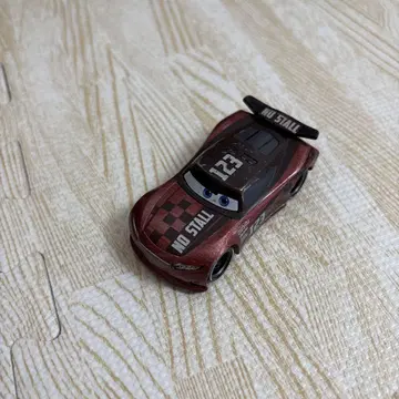 카즈 조나스 카버스 토미카