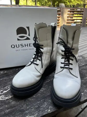 새상품급 QUSHELI 쿠셰리 화이트 통굽 탱크 밑창 가죽 숏부츠