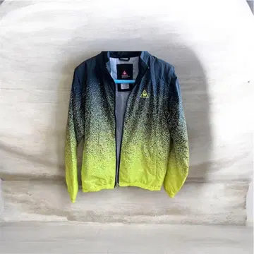 lecoqsportih 윈드 브레이커 블랙과 옐로우 컬러의 그라데이션