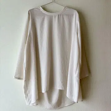 뒷 드레이프 T 블라우스 BEARDSLEY