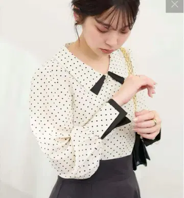 새상품* osono 겹침 카라 배색 블라우스 도트 화이트 내추럴 꾸뛰르