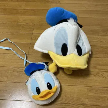 도널드 덕 모자와 패스 케이스
