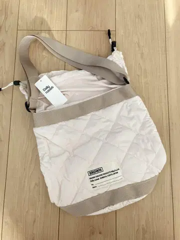 시어터 프로덕츠와 데일리 러셋의 콜라보 백