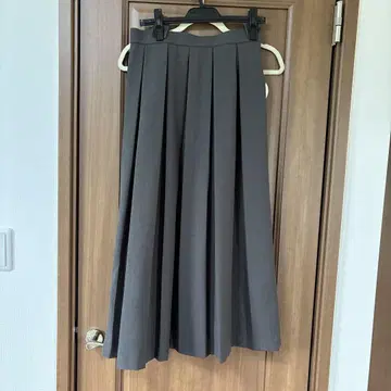 차콜 M 사이즈 플리츠 스커트