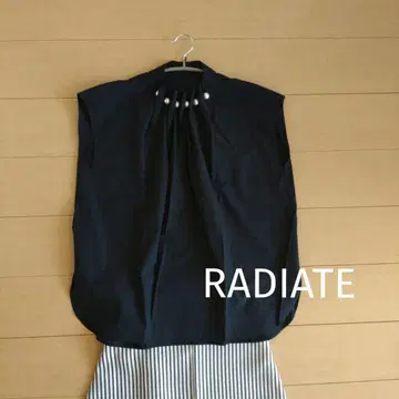 RADIATE 펄 장식 프렌치 슬리브 블라우스