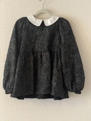 둥근 카라 자카드 페플럼 상의 블랙 fitmore