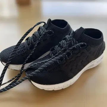 UNDER ARMOUR HOVR 22.5cm