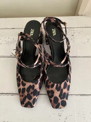 [ 미사용 새상품 ] ZARA 레오파드 무늬 힐 펌프스