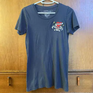 Ed Hardy V넥 티셔츠 M 사이즈