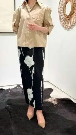 새상품 아키라나카 블랙 꽃무늬 타이트 스커트 네이비 안감 있음