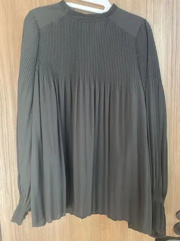 야마다야, 라디에이트. 블랙 플리츠 디자인 긴팔 A라인 블라우스