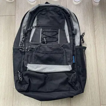 블랙 메쉬 포켓 부착 백팩