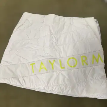 TAYLORMADE 라이트 그레이 충전솜 퀼팅 스커트 O