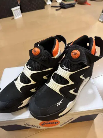 Reebok 펌프 커스텀 핏 블랙/화이트/오렌지