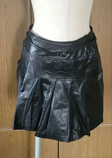 블랙 가죽 플리츠 미니 스커트