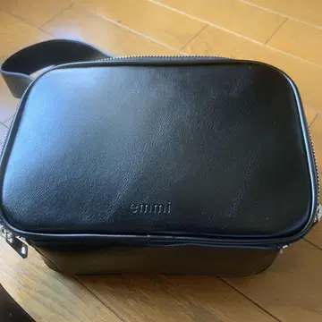 emmi 박스형 숄더백 블랙