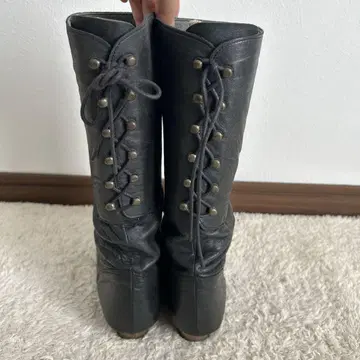 레이스업 블랙 가죽 부츠