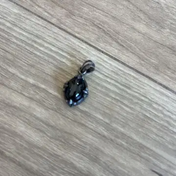 블랙 컬러 금속제 펜던트