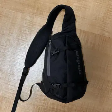 patagonia Atom 8L 블랙 슬링백