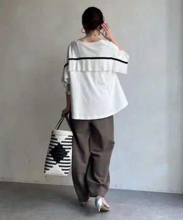 새상품 이번 시즌 DouDou 백 플리츠 컷 탑 화이트