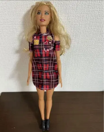 바비 인형 본체 빨간색과 블랙 체크