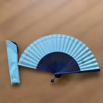 시빌라 스카이블루와 네이비 컬러의 접이식 부채