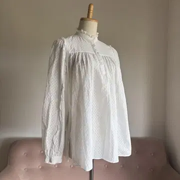 보르지 코튼 거즈 자수 프릴 넥 블라우스