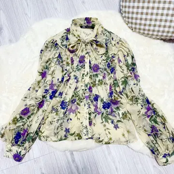 새상품급 ZARA 올 패턴 꽃무늬 보타이 시스루 프릴 골드 버튼 블라우스