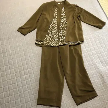 브라운 레오파드 무늬 셋업 어깨 패드 있음