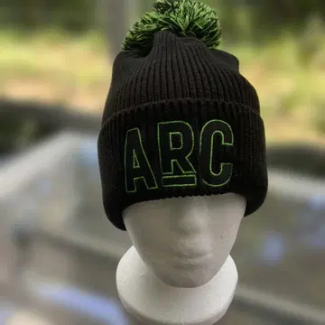 ARC 폼폼 포함 니트 모자 블랙
