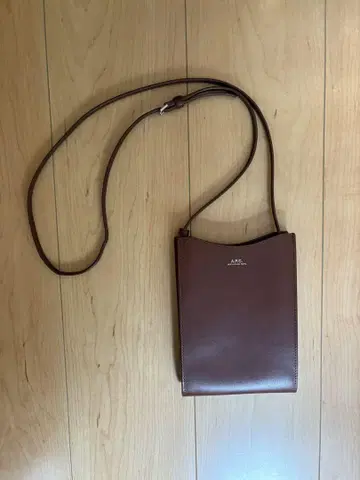 새상품급 A.P.C. 넥 파우치 Jamie 스마트폰 숄더백 아페쎄